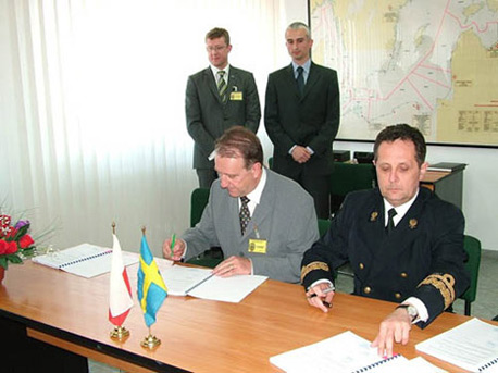 The contract was signed by Dockstavarvet MD, Torbjörn Larsson (left) and Kontradm. Konrad Wisniowski from the Polish Border Guard